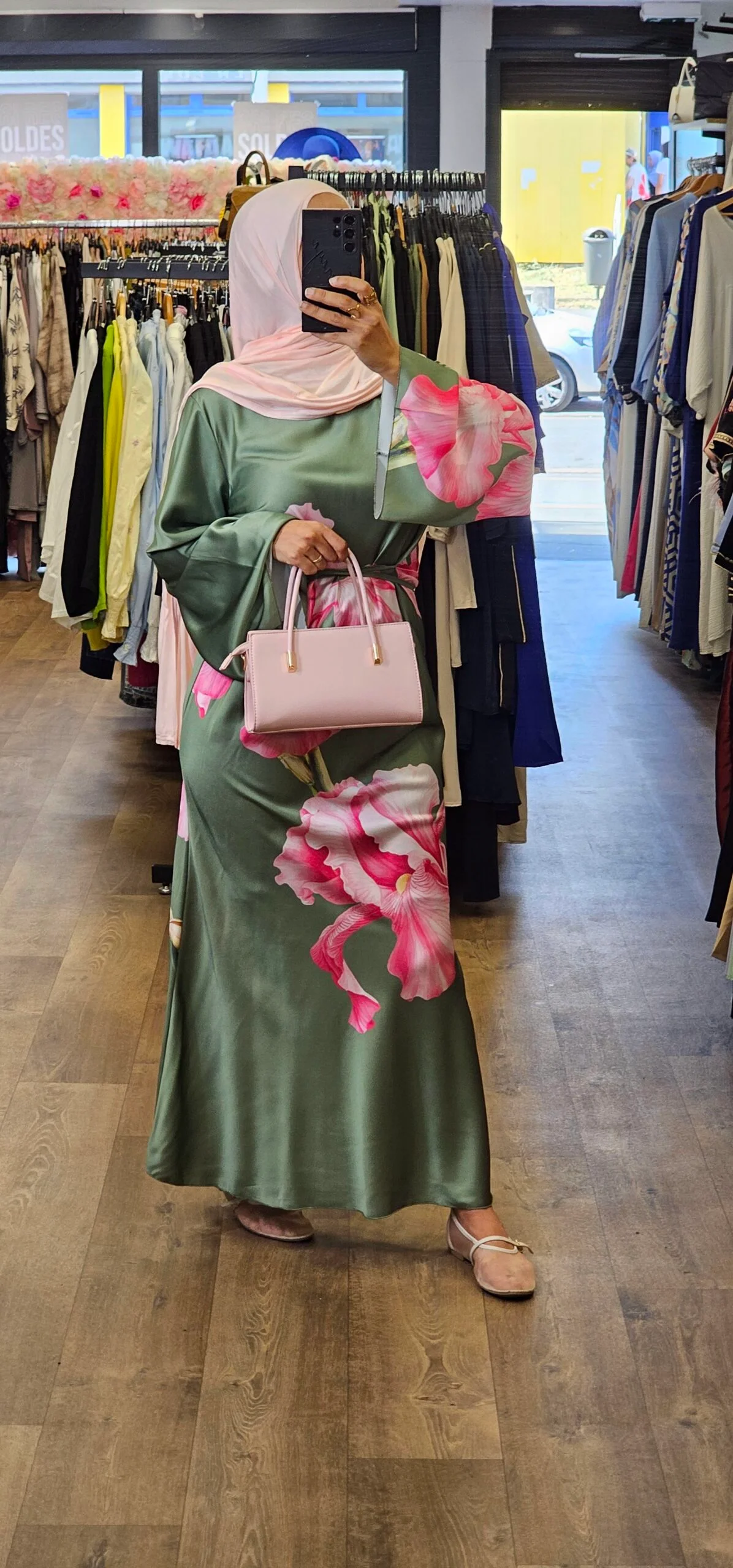 Robe longue satinée- flower kaki – Image 2