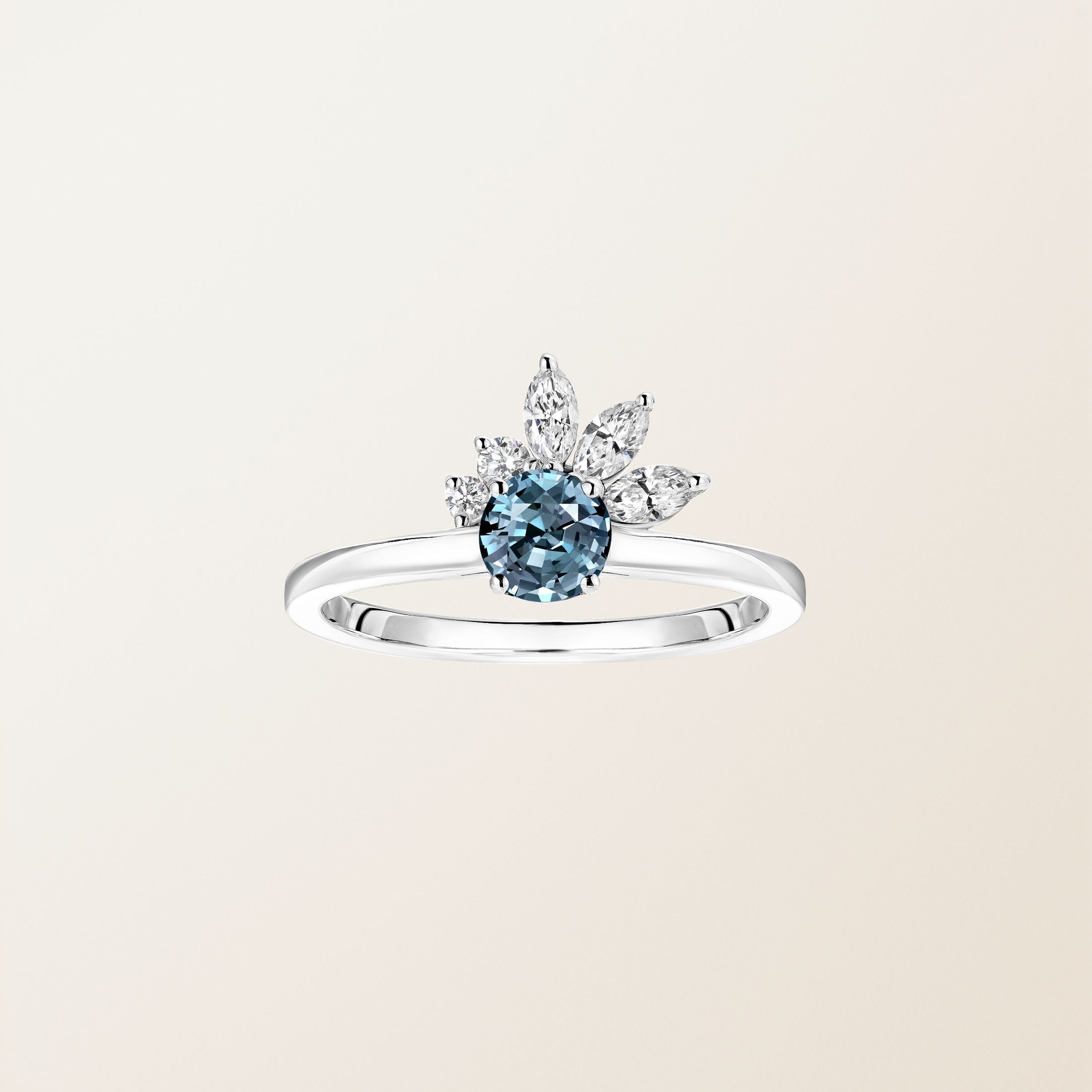 Bague Or blanc 750 ‰ Saphir Bleu Gris et diamants Little EverBloom