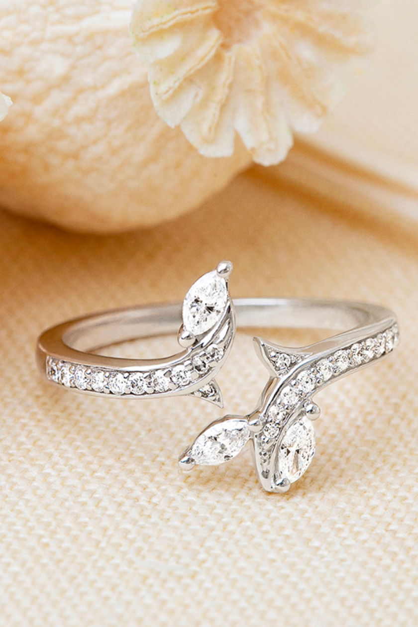 Bague Bois Mystérieux – or blanc 9 carats, diamants et saphirs navettes : bijoux Edenly – Image 2