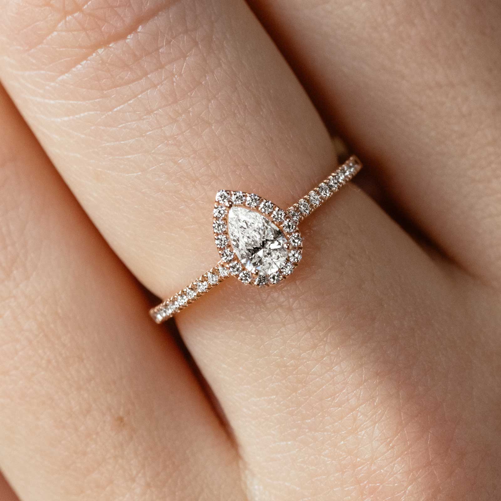 Bague Or jaune 750 ‰ Diamant Baby Rétromantique Poire Pavée