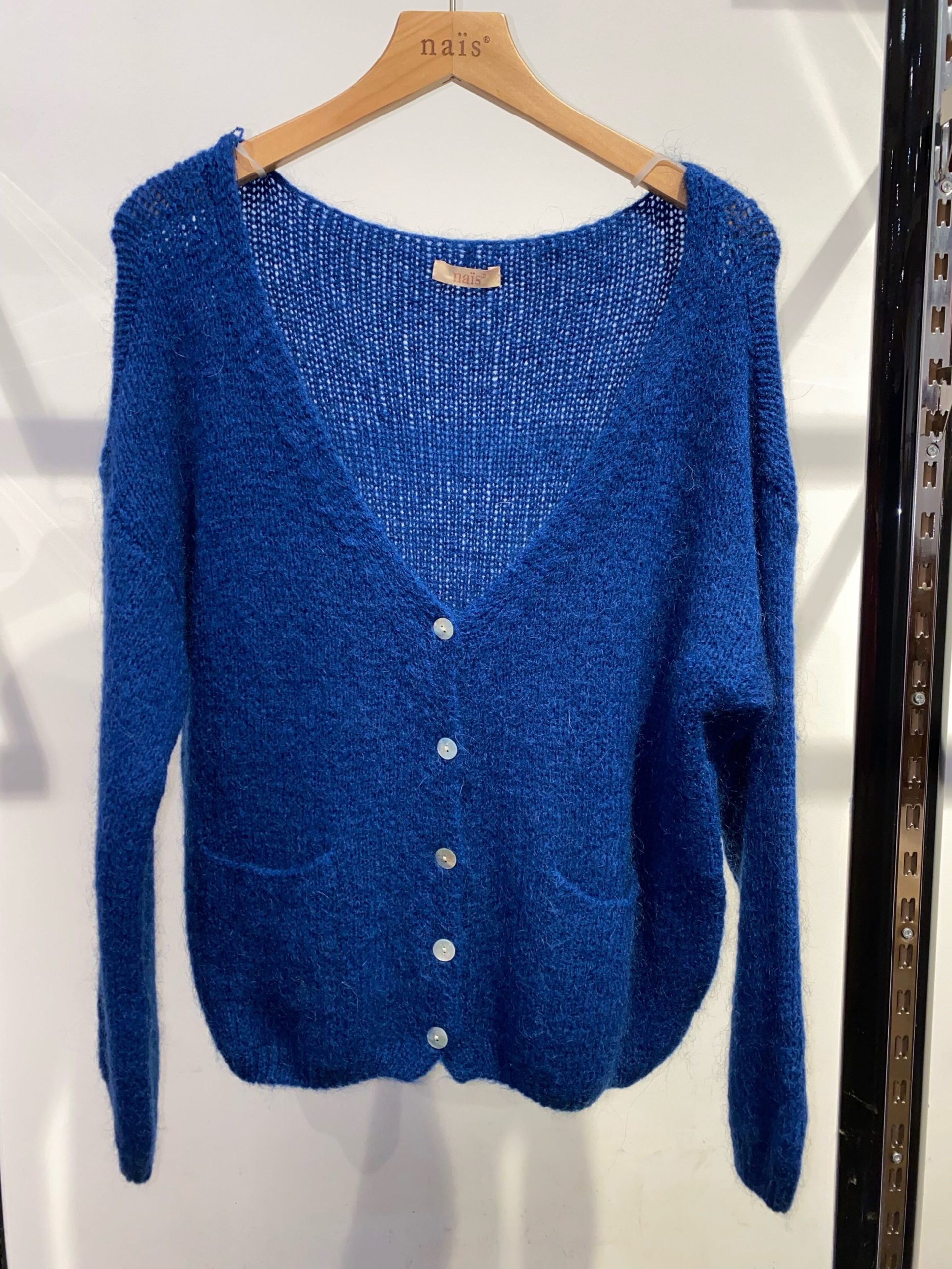 CARDIGAN BOUTONNE A POCHES EN KID MOHAIR ET LAINE MODELE NAIS – Image 8