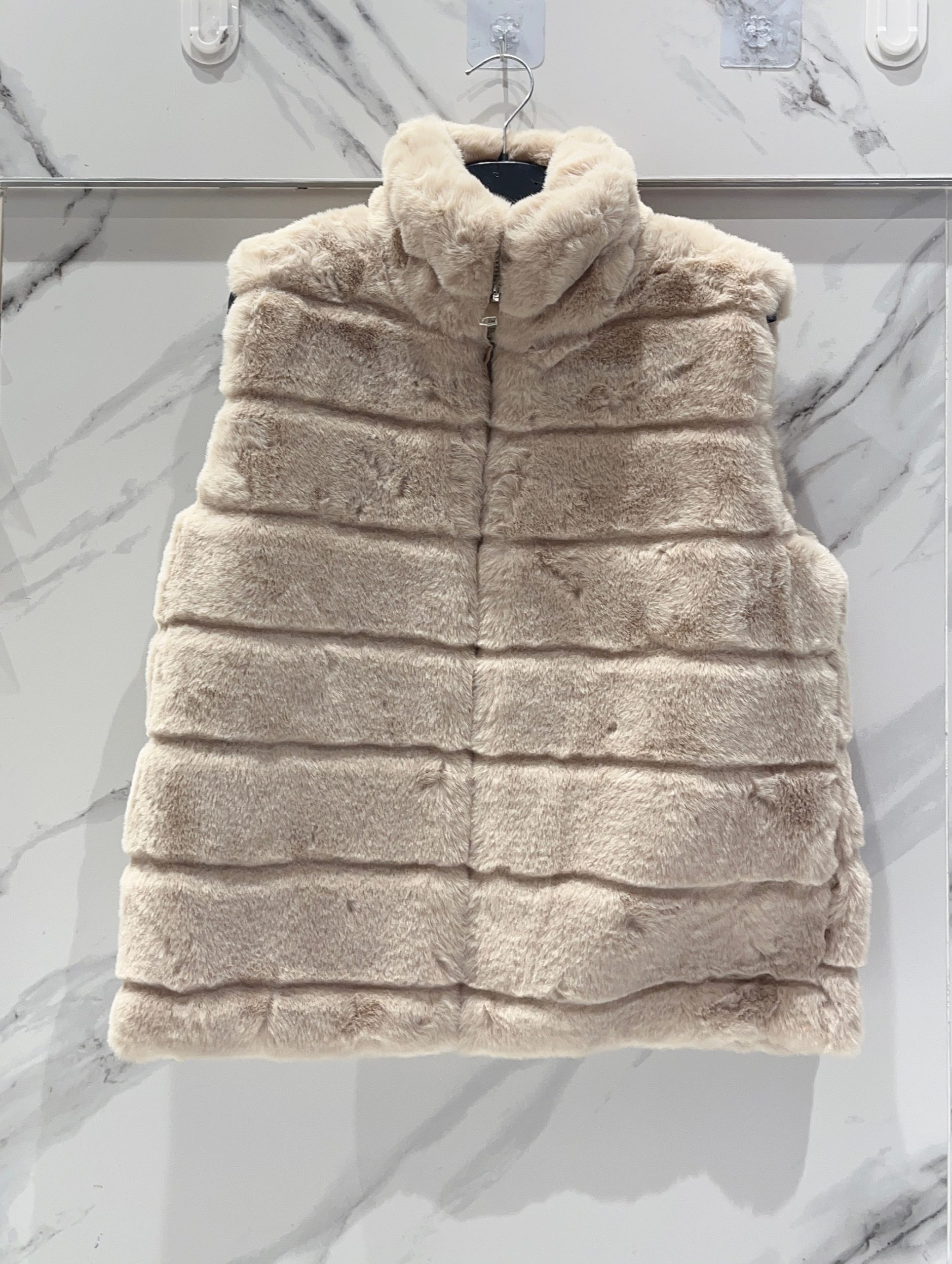 GILET FAUSSE FOURRURE SANS MANCHES ( 23 coloris ) NUMERO 1 DE VENTE – Image 3