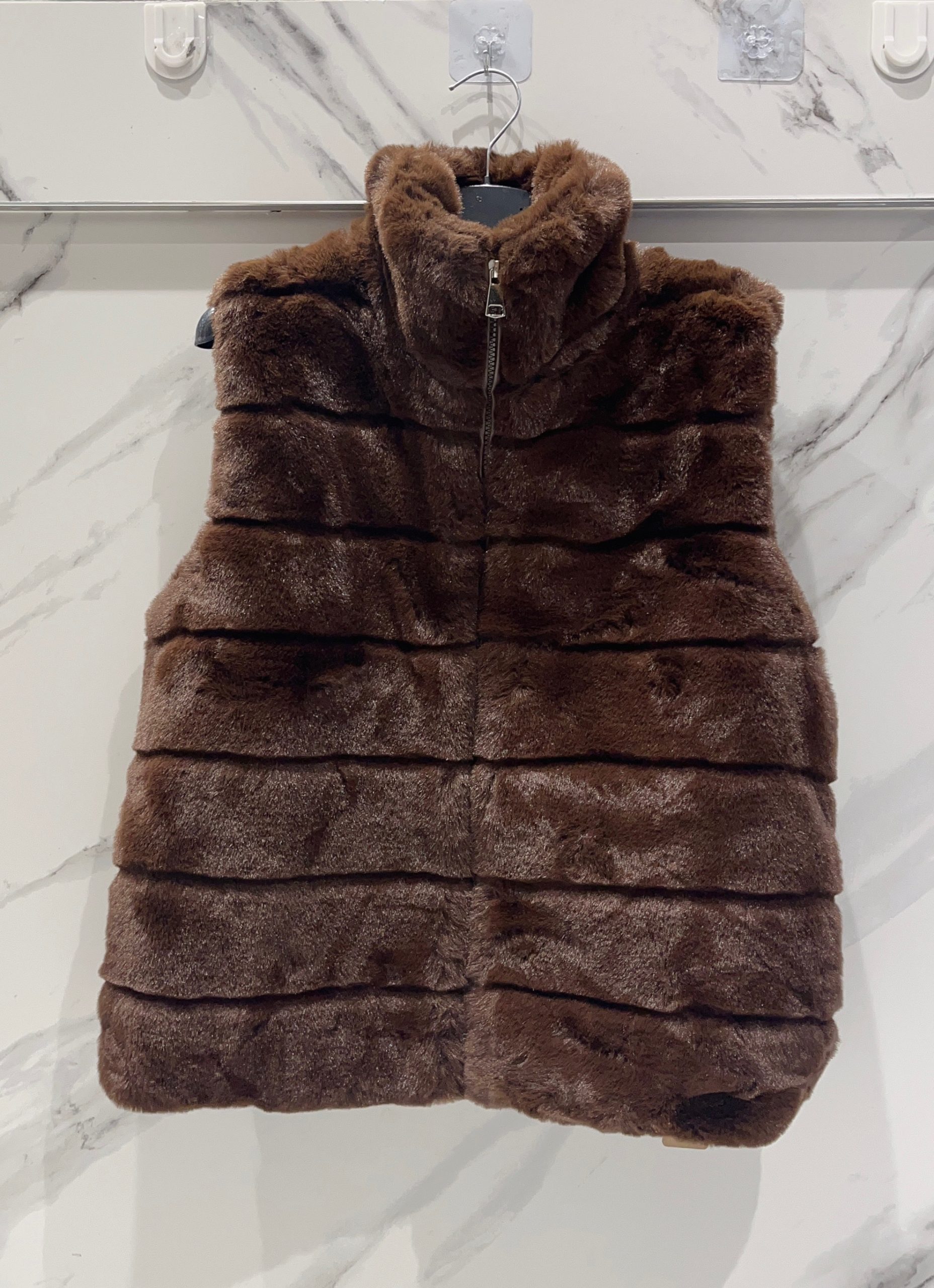 GILET FAUSSE FOURRURE SANS MANCHES ( 23 coloris ) NUMERO 1 DE VENTE – Image 7