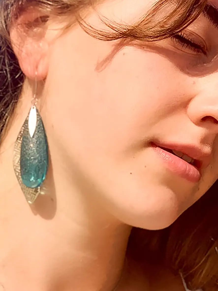 Boucles d’oreilles Feuille et goutte de résine – Image 6