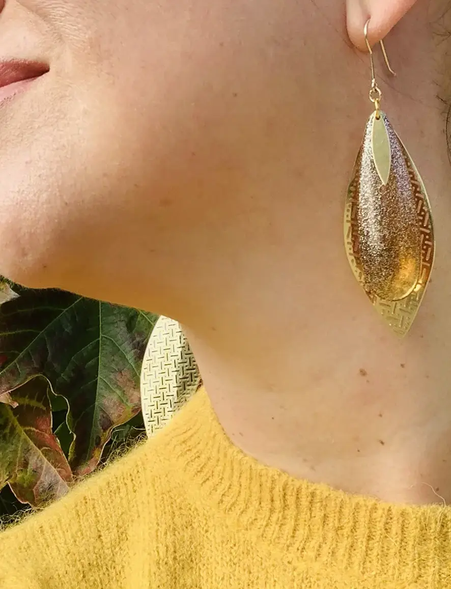 Boucles d’oreilles Feuille et goutte de résine – Image 2