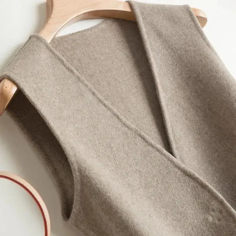 Gilet col en V sans manche pour femme – Image 3