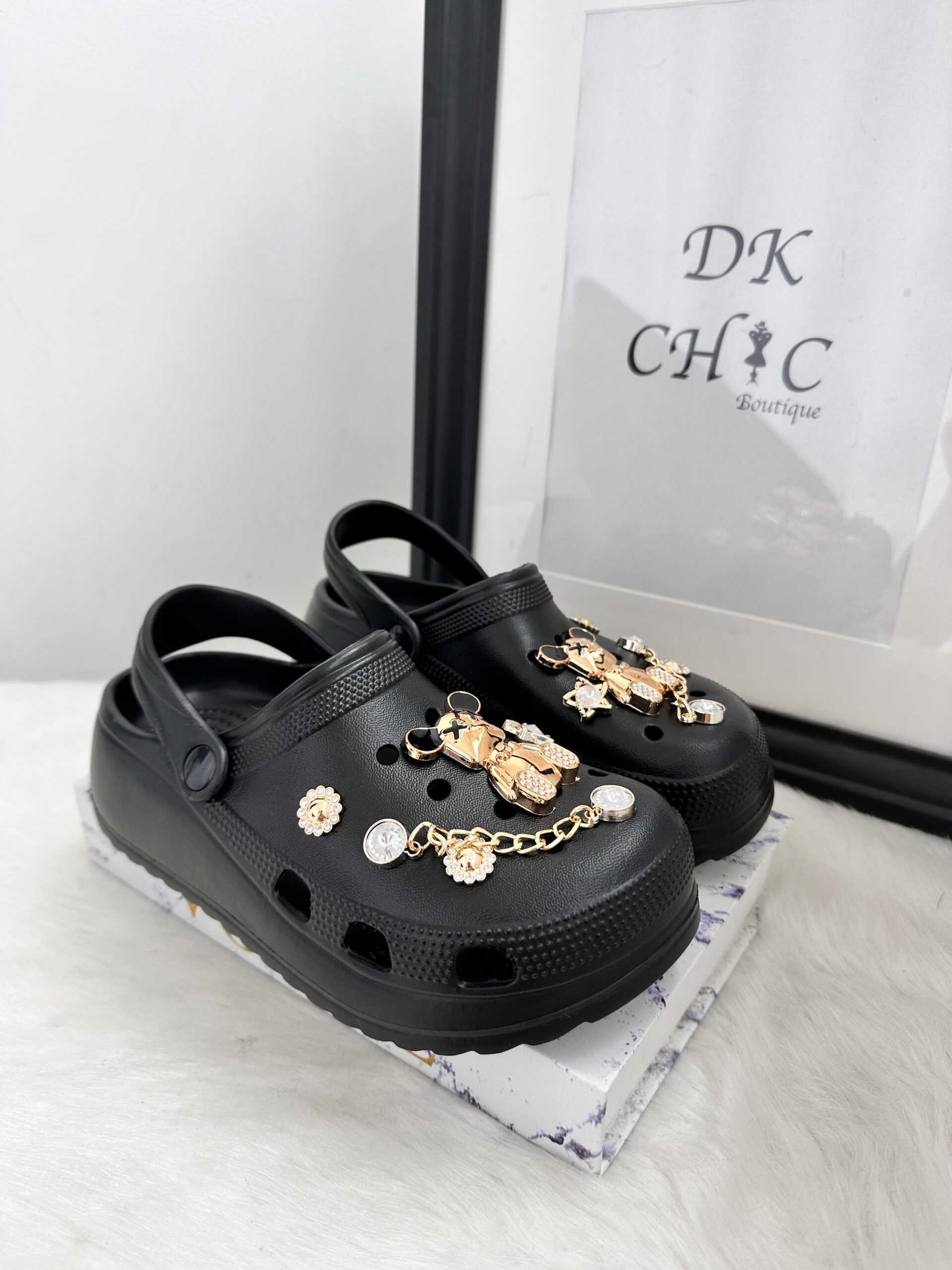 Sabots à Charms Noir – Image 2