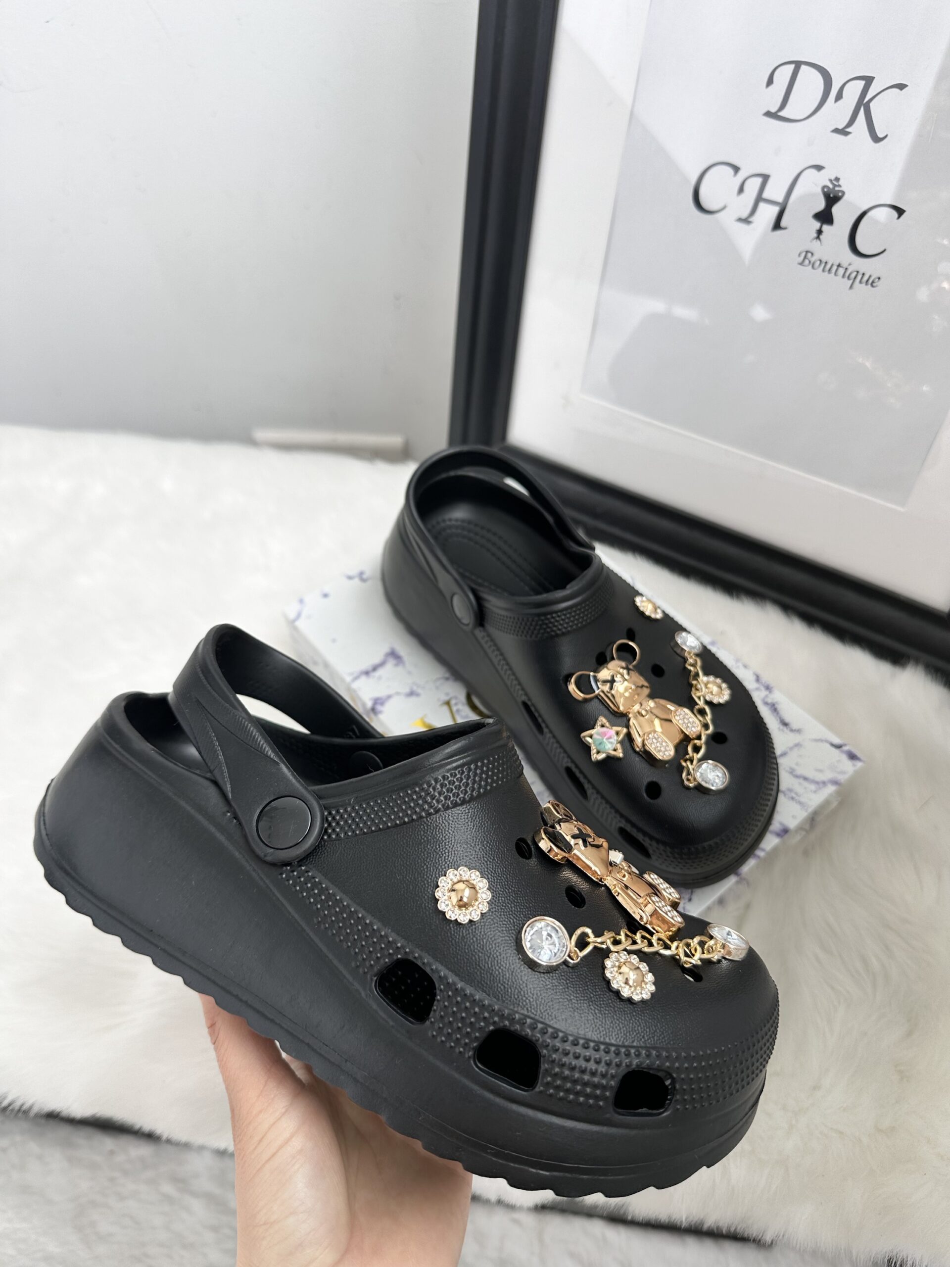 Sabots à Charms Noir – Image 3